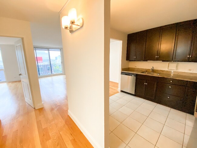 Building Photo - 1250 N LaSalle Dr