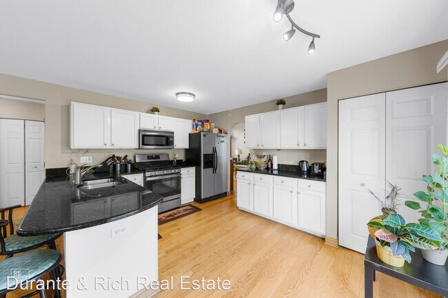 Building Photo - 3 br, 2.5 bath House - 1348 W Braymore Circle