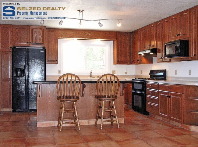 Foto del edificio - Roomy & fully equipped 4+ bd. home in Deerwood Estates!