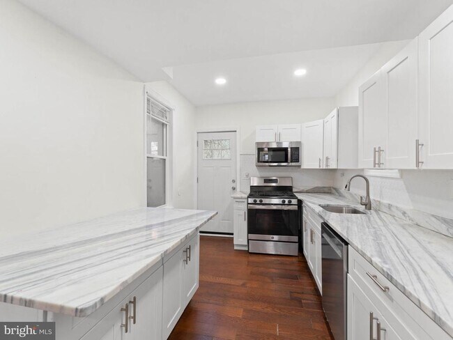 Foto del edificio - 2443 Nicholas St