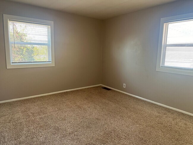 Building Photo - Three Bedroom / One Bathroom Home