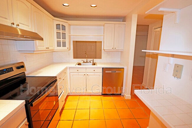 Foto del edificio - 323 Navarre Ave