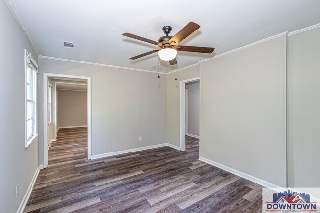 Building Photo - 2128 Roosevelt Dr