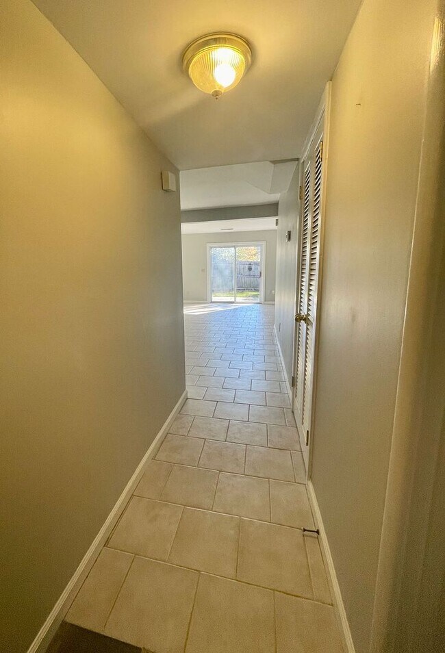 Foto del edificio - Available 8/6. Great 2 BR/1.5 BA Townhome ...
