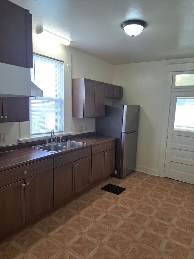 Building Photo - 4 Bedroom near Lakeside Park