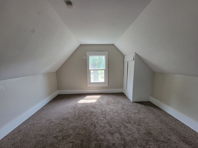 Building Photo - Updated 3-Bedroom, 1-Bathroom Home with Mo...