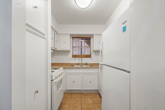 Building Photo - 711 Holiday Dr