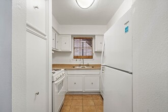 Building Photo - 711 Holiday Dr