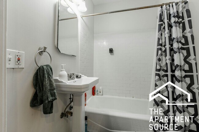 Foto del edificio - 3010 N Greenview Ave