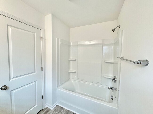 Foto del edificio - BEAUTIFUL 2 Bedroom Townhome in Cox Mill D...