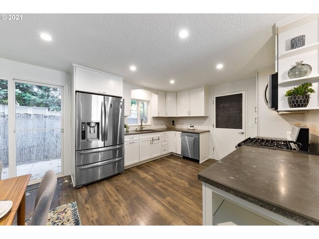 Building Photo - WOODLAWN DREAM