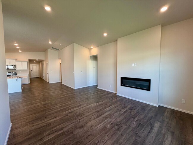 Foto del edificio - Beautiful & Brand New- 4 bed, 2 bath w/Quartz Countertops & Fenced Yard