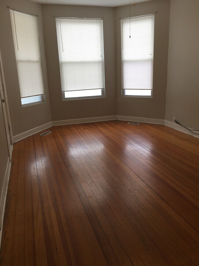 Building Photo - 3747 W Diversey Ave