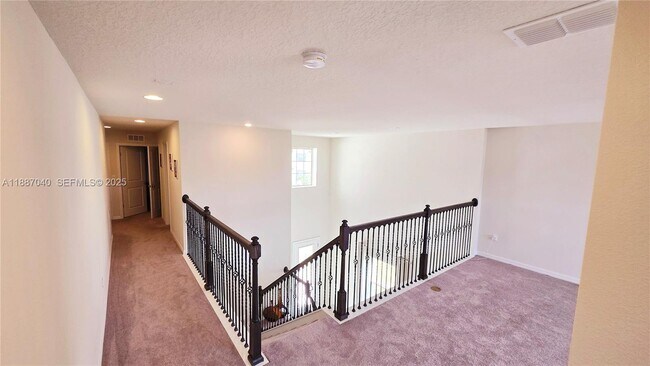 Foto del edificio - 2647 E Lake Pointe Dr