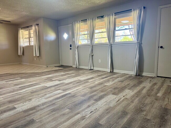 Foto del edificio - "Charming 3-Bedroom Gem with 2 Full Baths on 54th Street – Spacious 1,725 Sq Ft Haven in Lubbock!"