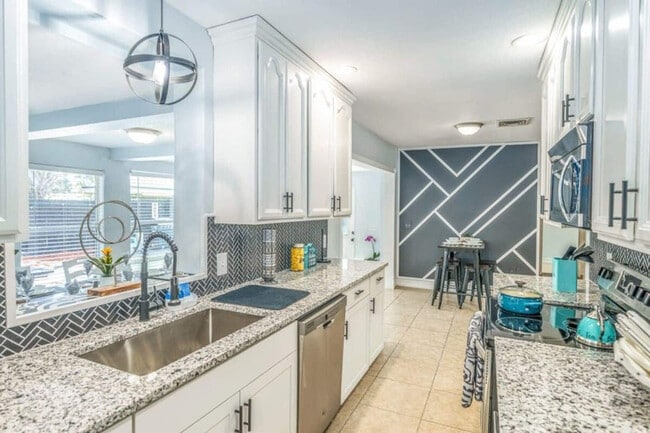 Building Photo - 2908 Stetson St