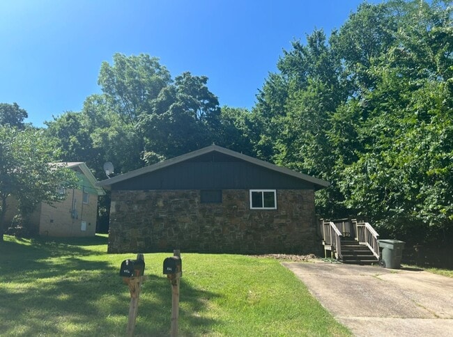 Building Photo - Two Bedroom Cottage Style Home Nestled in ...