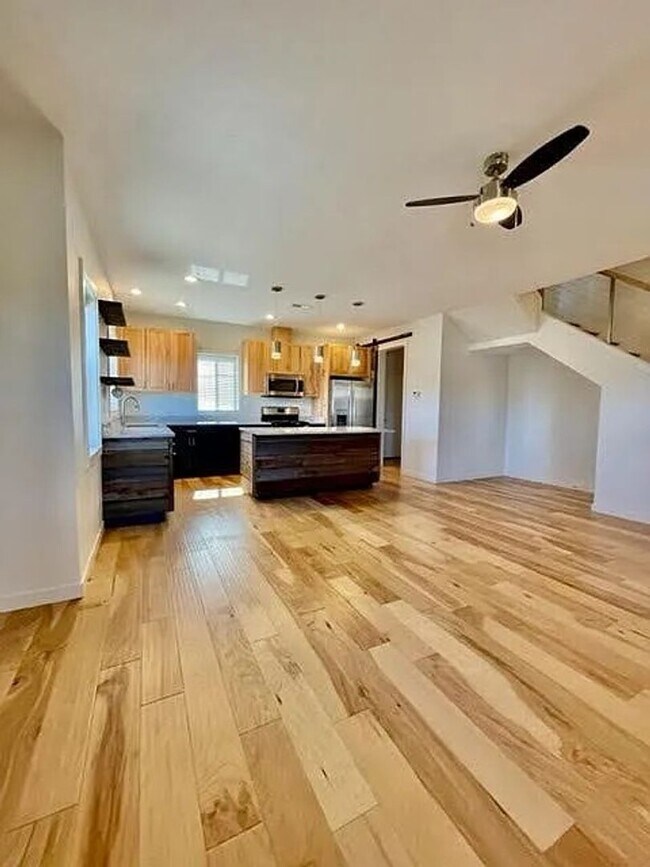 Foto del edificio - Two Bedroom Duplex | Available Early June