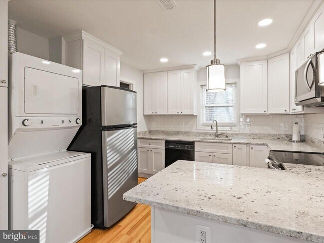 Building Photo - 5883 Blaine Dr