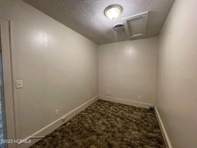 Foto del edificio - 143 Chaney Ave