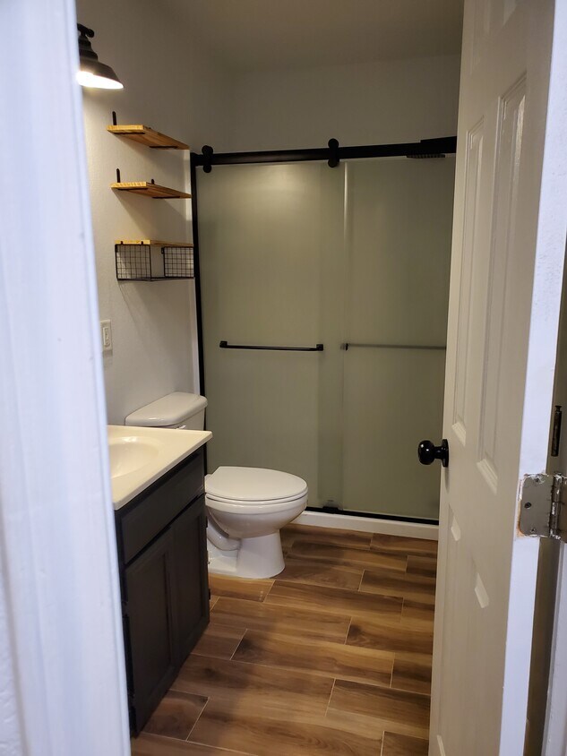 Main Shower - 721 Sonesta Dr