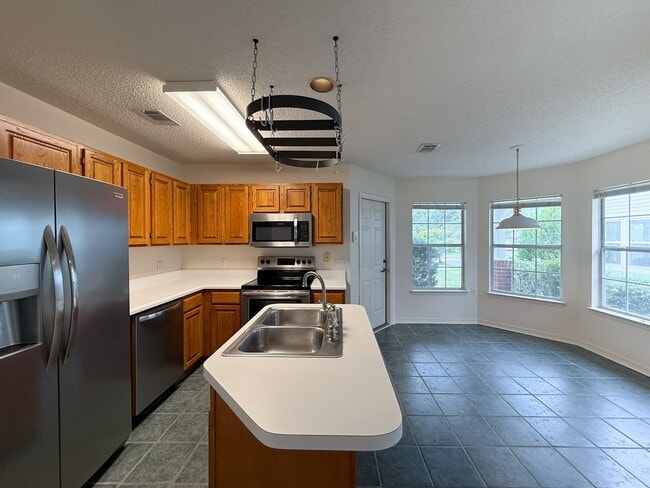 Building Photo - Well Maintained 3 Bedroom 2 Bath East Hill...