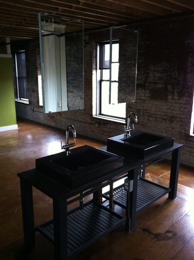 Lavabos del baño principal - 1908 Dunlap St
