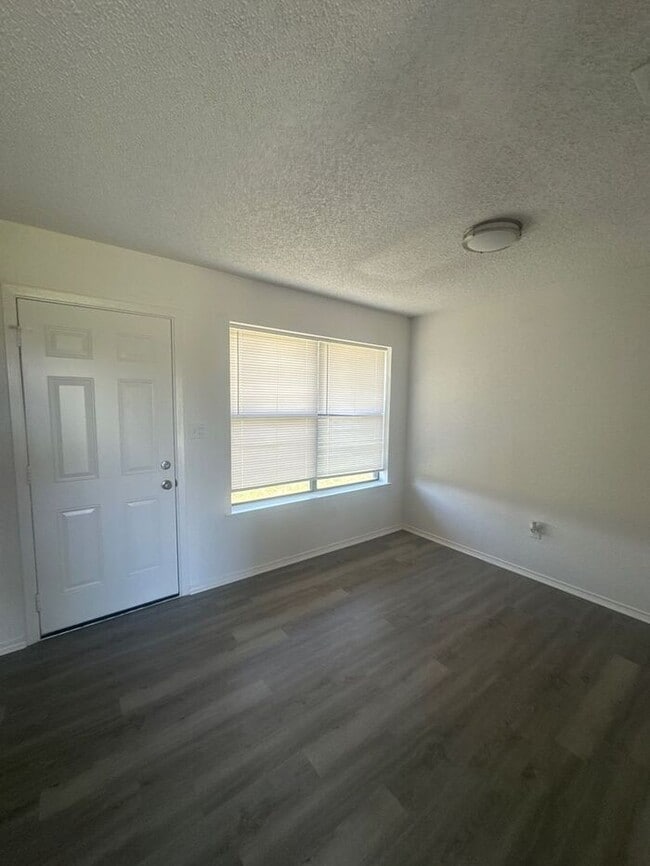Building Photo - Charming 3-Bed, 2-Bath Home with Spacious ...