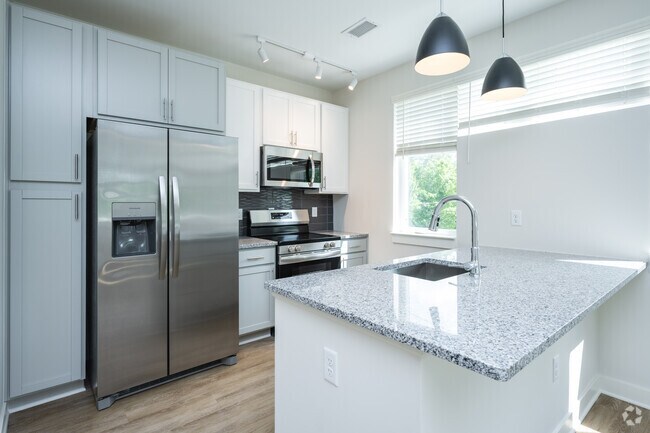 Plano de planta dividida de 1 dormitorio - Cocina - Reed Creek Greenway Apartments