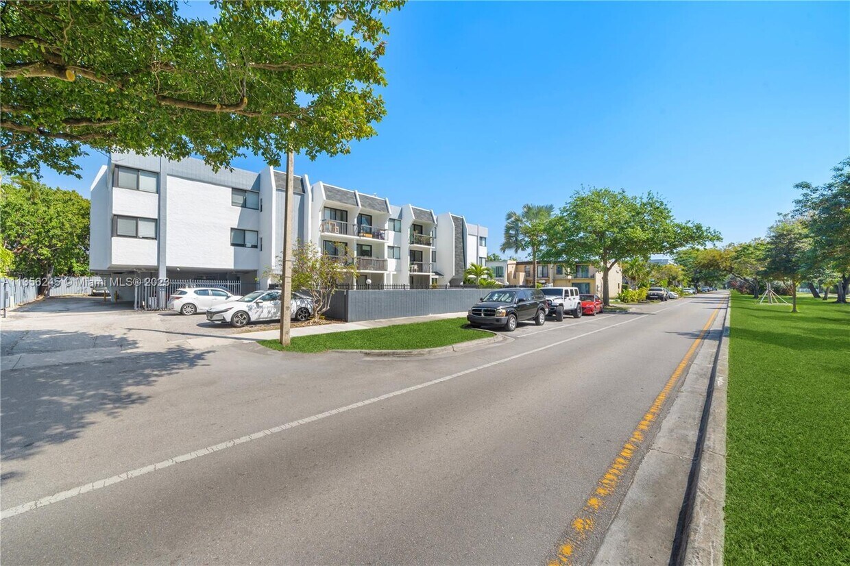 Foto principal - 2345 NE 135th St