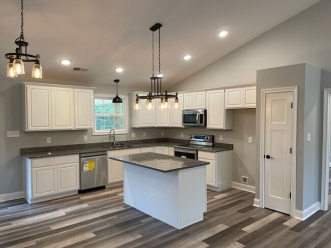 Building Photo - Beautiful Home!!