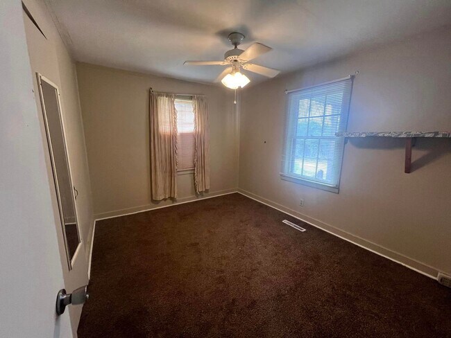 Building Photo - 4 Bedroom Home!