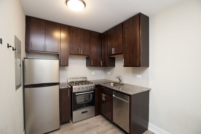 Building Photo - 533 W Surf St