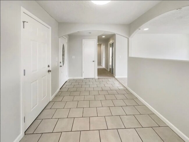 Building Photo - 5921 Hillsdale Blvd