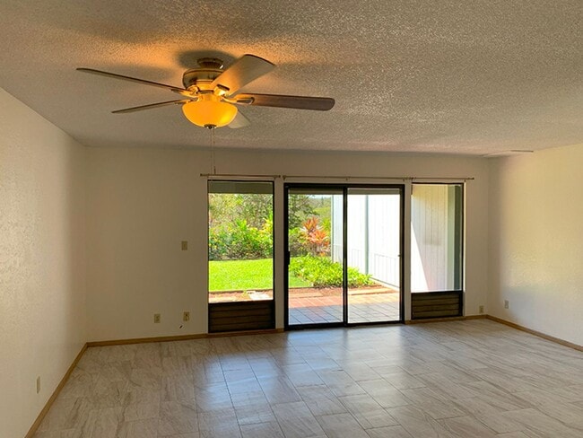 Building Photo - Recently Refreshed Pearl City Townhouse wi...