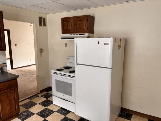 Building Photo - No more commute! Large 2 unit with parking...