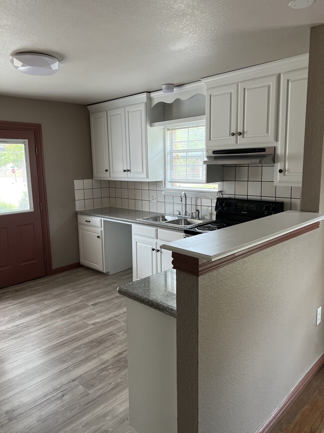 Building Photo - 3718 Seguin Dr
