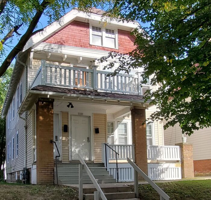 Foto principal - Remodeled Spacious Two Bedroom Lower Duplex!