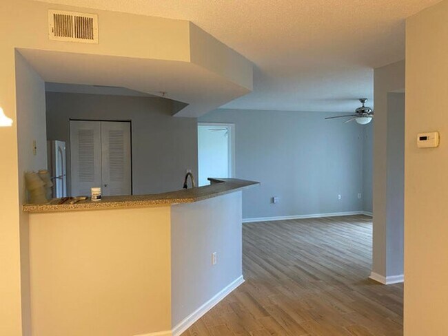 Foto del edificio - 2/2 Condo with Lake Views in Portofino at Jensen Beach