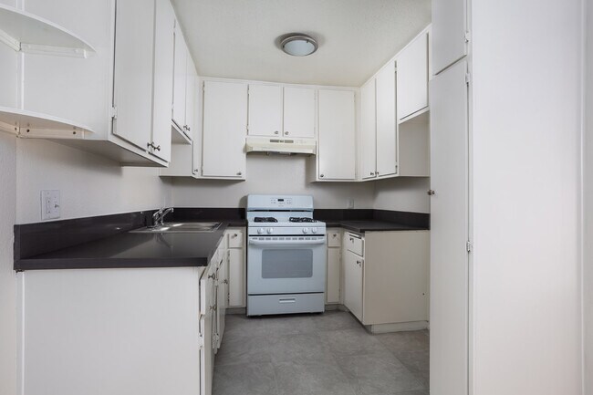 Building Photo - 12653 Oxnard St