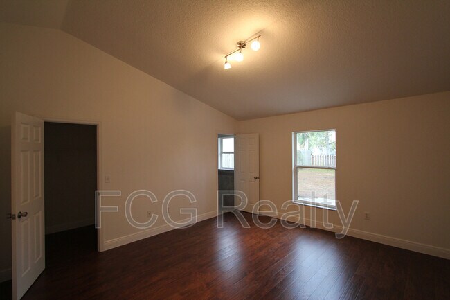 Building Photo - 345 Oakpark Loop