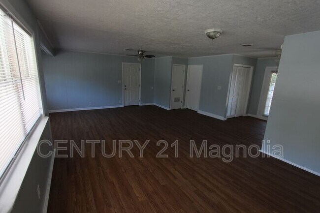 Foto del edificio - 2071 Fernwood Cir