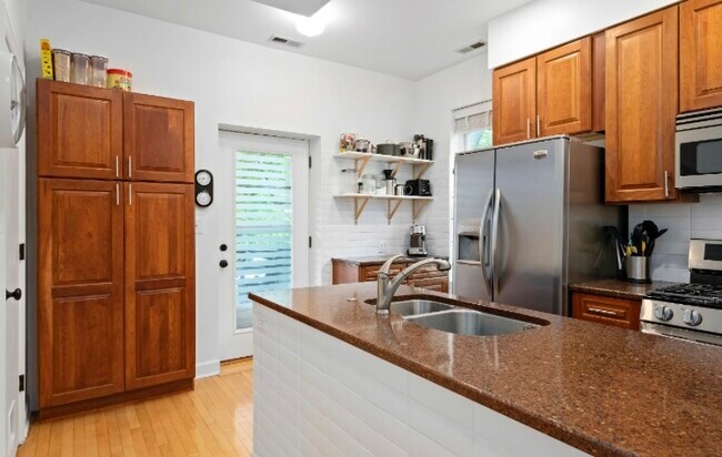 Foto del edificio - 3656 N Bosworth Ave