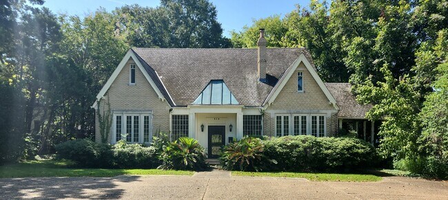 Building Photo - 516 E Fairview Ave