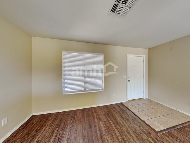 Foto del edificio - 9905 W Miami Street