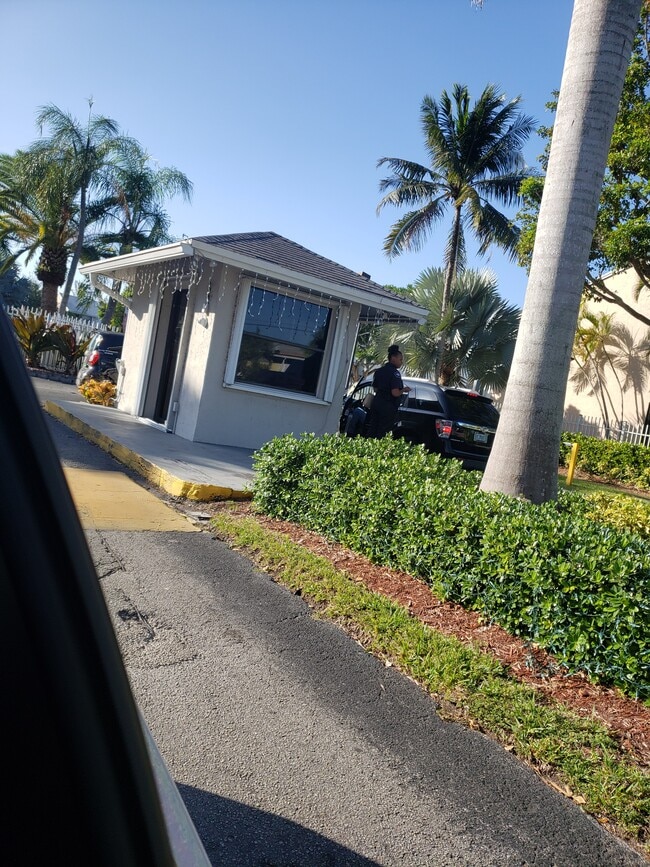 Puerta - 1120 N Franklin Ave