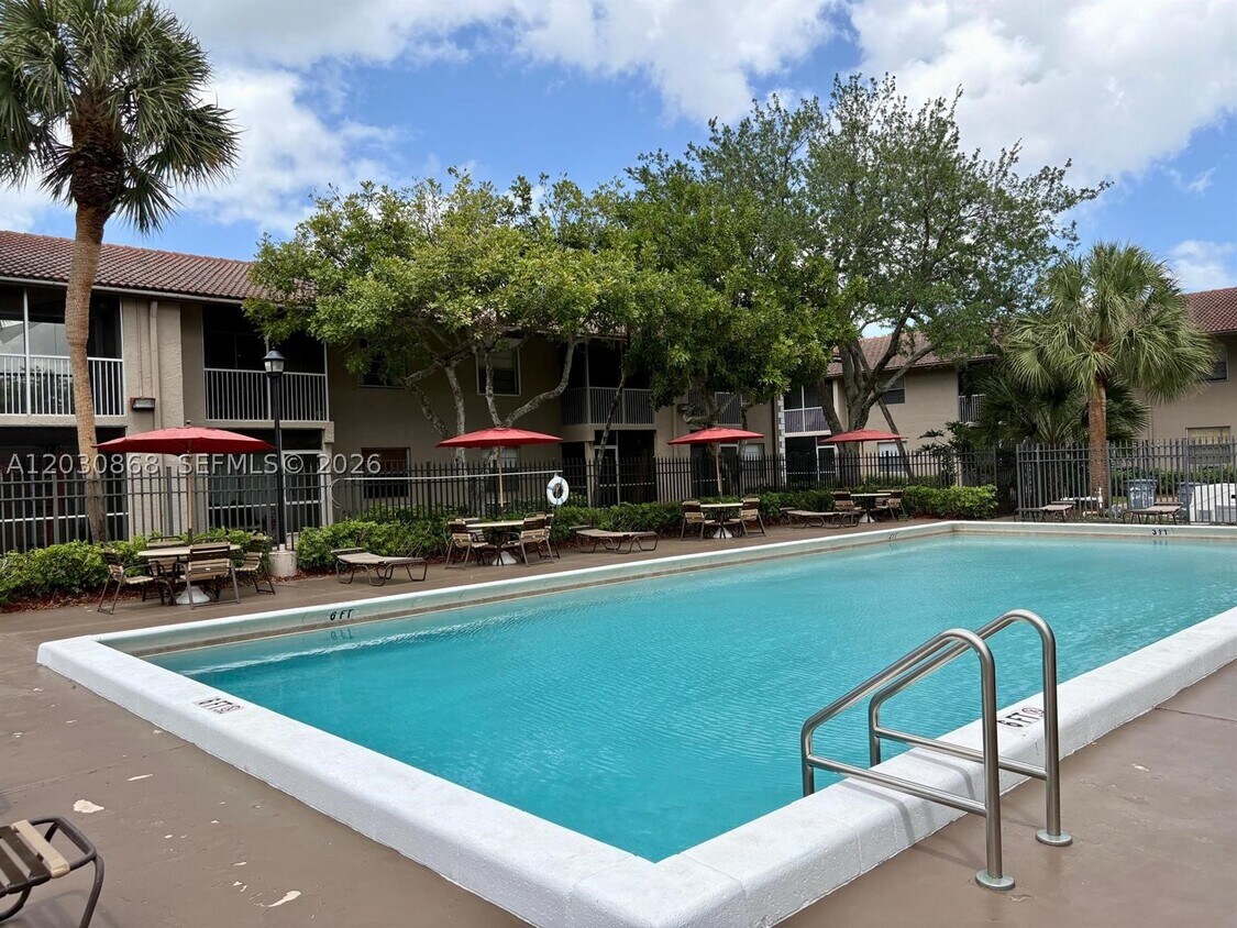 Foto del edificio - 8750 Royal Palm Blvd
