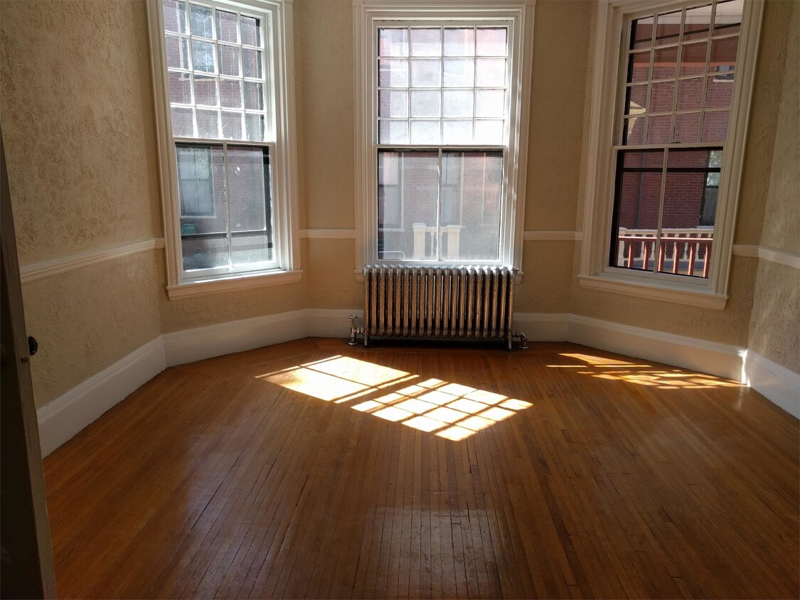 Primary Photo - 52 Deering St