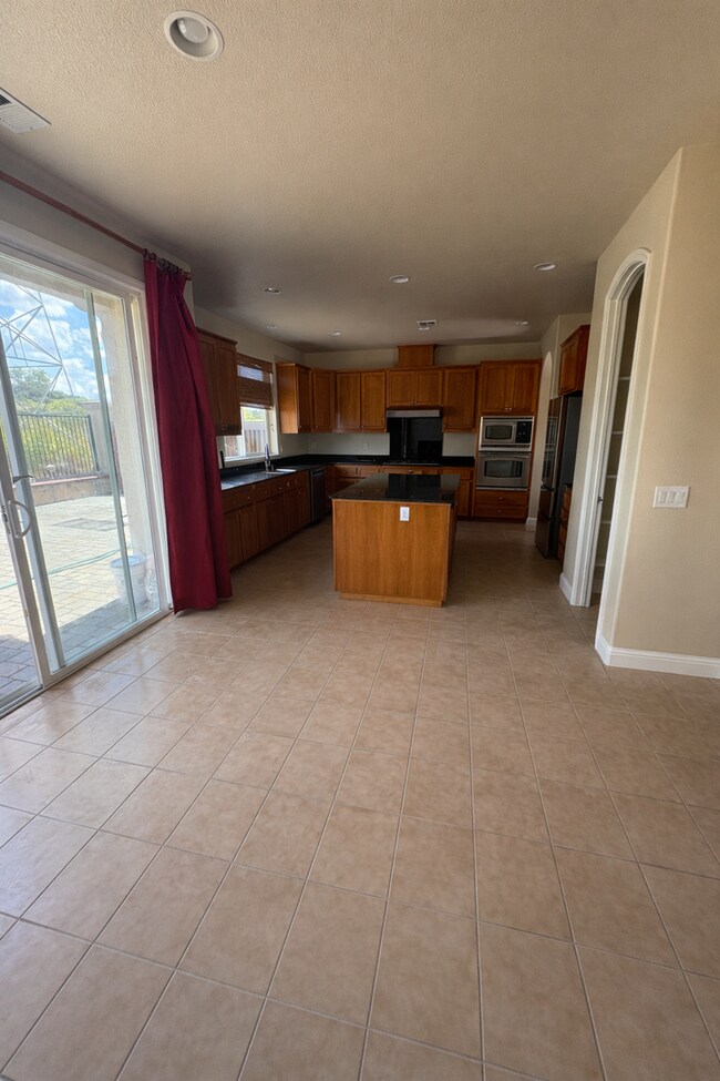 Foto del edificio - Spacious 3,400 sq foot home. 4 bedroom 4 bath Prime San Jose location