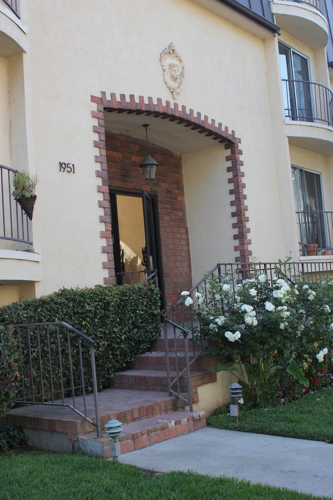 entry - 1951 Malcolm Ave